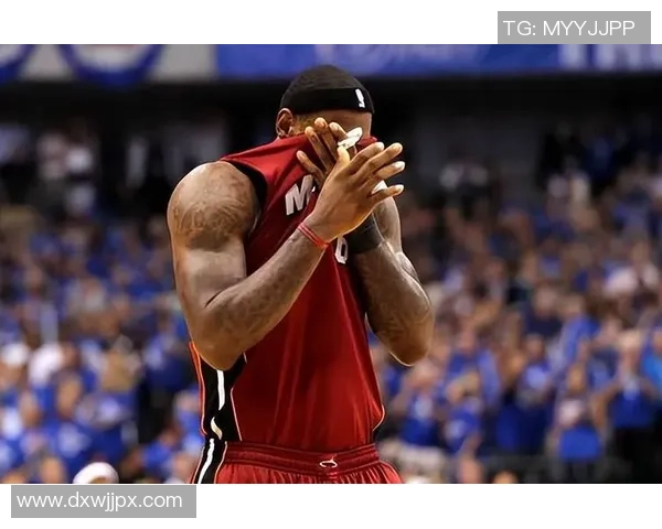 詹姆斯在对阵小牛的比赛中狂砍39分16篮板展现王者风范